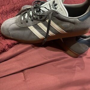 Adidas Gazelle Rekive (New)
No Box
Men's Gray and Black Sneakers